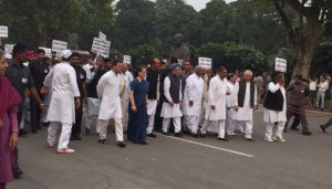 Sonia, Rahul Gandhi lead Congress march to Rashtrapati Bhavan against intolerance