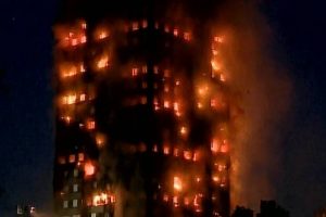 लंदन में धू-धू कर जल रहा 24 मंजिला ग्रेनफेल टावर, कई परिवार फंसे होने की आशंका