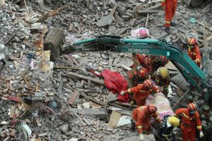 हिमाचल में तीन मंजिला इमारत ढही, हादसे में कर्इ लोगों के मरने की आशंका