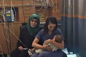 इजराइली नर्स ने फलस्तीनी बच्चे को पिलाया दूध, खून के प्यासे रिश्तों में दूध घुला तो दुनिया हैरान
