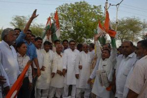 राहुल गांधी को गिरफ्तार करने का विरोध, जिला कांग्रेस ने किया प्रदर्शन