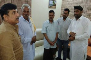 दिल्ली सीएम अरविंद केजरीवाल से मिले किसान गजेन्द्रसिंह के परिजन