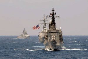 अमरीकी नौसैनिक जहाज और फिलीपींस के व्यापारिक जहाज के बीच टक्कर, तीन घायल, सात लापता
