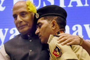 केंद्रीय गृह मंत्री राजनाथ सिंह ने प्रोटोकॉल तोड़ 30 जवानों को बचाने वाले बीएसएफ जवान को लगाया गले