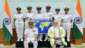 PM मोदी से मिला महिला नौसेना अभियान दल, करेगा विश्व की परिक्रमा