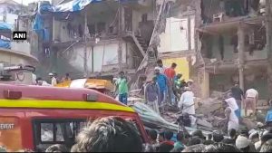 मुंबई में पांच मंजिला इमारत गिरी, 50 से ज्‍यादा लोग मलबे के नीचे दबे
