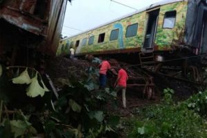 10 दिन में तीसरा रेल हादसा, नागपुर-मुंबई दुरंतो के 9 डिब्बे पटरी से उतरे