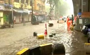 पानी-पानी हुईं मुंबई की सड़कें, शाम 4.35 पर हाईटाइड की आशंका, लोगों का याद आई 26 जुलाई.