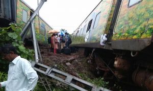 9 coaches, engine of Nagpur-Mumbai Duronto Express derails due to landslide, rescue operations on