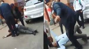 दिल्ली: ट्रैफिक पुलिस ने युवक को घसीट-घसीटकर पीटा, वायरल हुआ Video तो दी ये सफाई.