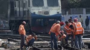 40,000 railway employees to march to Parliament for better wages.