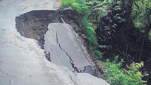 Fresh landslide shuts Jammu-Srinagar highway.
