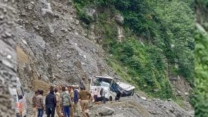 उत्तराखंडः बद्रीनाथ से लौट रहे यात्रियों की बस पर गिरा पहाड़ का हिस्सा, 6 की मौत