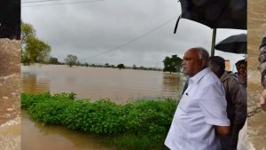 भीषण बाढ़ की चपेट में उत्तर कर्नाटक, CM येदियुरप्पा बाढ़ प्रभावित इलाके में खुद रुककर ले रहे हैं जायजा