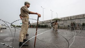 जम्मू-कश्मीर में प्रतिबंधों में ढील, लेकिन सुरक्षा के कड़े इंतजाम के बीच मनाई जाएगी ईद