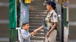 जम्मू-कश्मीर: CRPF कर्मी से हाथ मिलाते बच्चे की तस्वीर वायरल, लोग बोले, 'यह वास्तविक भारत है'