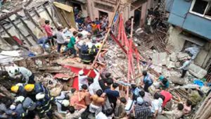 मुंबई: अचानक एक तरफ झुक गई इमारत, बाल-बाल बची लोगों की जान