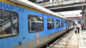 रेल यात्रियों के लिए बड़ी खुशखबरी, Railway इन प्रीमियम ट्रेनों का किराया करेगा 25% तक कम