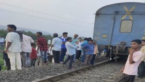 Headless train: Coaches of Visakha Express halt after engine breaks free