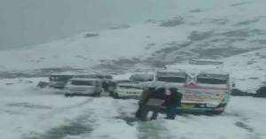 Himachal Pradesh receives fresh snowfall; traffic hit on Manali-Leh Highway.