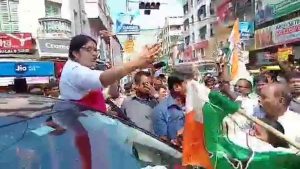 BJP MP Locket Chatterjee's convoy stopped by Congress workers in Hoogly, clashes erupt.