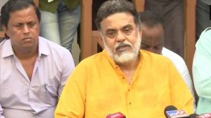 Sanjay Nirupam slams Sonia Gandhi loyalists, says Congress will suffer more if things don't change.