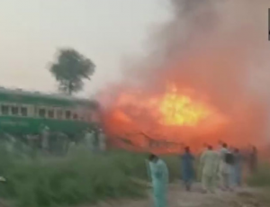 पाकिस्तान: ट्रेन में गैस सिलेंडर पर खाना बना रहे थे यात्री, विस्फोट से 65 लोगों की मौत