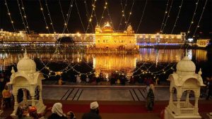 Delhi : Sikh devotees flock to Gurudwara Bangla Sahib on Guru Purab