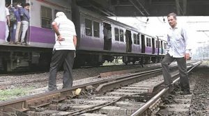 Mumbai woman, 22, dies after falling off local train