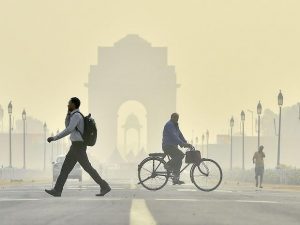 Delhi records 'very poor' air quality, 29 trains running late due to low visibility