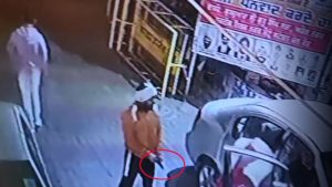 CCTV: दिल्ली में विधायक ऑफिस के बाहर लूट, पिस्टल फायर कर कैश लूटकर भागे बदमाश