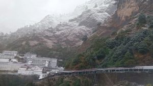 माता वैष्णो देवी धाम पर जमकर बर्फबारी, श्रद्धालु ले रहे Snowfall का मजा