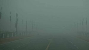 Dense fog engulfs Delhi, visibility drops to less than 50 meters, many flights, train delayed.