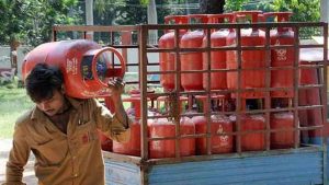 LPG Cylinder Price: सिलेंडर के दाम में हो गई बढ़ोतरी, चुनाव बाद महंगाई की मार