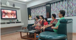 Arun Govil watches 'Ramayan' with family, photo goes viral