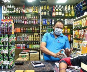 देश भर में शर्तों के साथ दुकान खोलने की इजाजत, तो क्या liquor shops भी खुल रहे? जानें सच