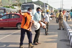 विशाखापट्टनम: जहरीली गैस के रिसाव से अब तक 11 लोगों की हुई मौत, कई लोग सड़कों पर हुए बेहोशv