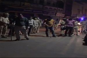 कोरोना: गोधरा में बैरिकेडिंग करने पहुंची पुलिस टीम पर हमला, भीड़ ने किया पथराव