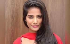 Lockdown के नियम तोड़कर मुश्किल में फंसीं एक्ट्रेस Poonam Pandey, हुआ मामला दर्ज