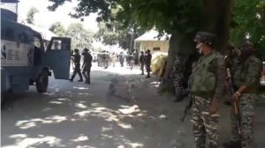 J&K: अनंतनाग में CRPF पर आतंकियों का हमला, 1 जवान शहीद और एक बच्चे की मौत