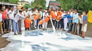 Maharashtra dairy farmers continue milk agitation for second day on Tuesday