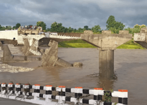 मध्य प्रदेश के सिवनी जिले में भ्रष्टाचार का नायाब नमूना: करोड़ों की लागत से बना पुल उद्घाटन से पहले नदी में बहा,