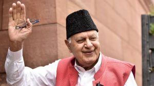 Farooq Abdullah बोले- Corona में गले लगाना तो दूर, पत्नी को Kiss भी नहीं किया; सुनकर ठहाका लगाने लगे लोग