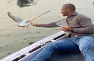 Varanasi में Shikhar Dhawan ने पक्षियों खिलाया दाना लेकिन नाविक बन गया बलि का बकरा, नाव चलाने पर 3 दिन का बैन