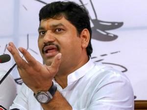 उद्धव सरकार के मंत्री Dhananjay Munde पर सिंगर ने लगाया रेप का आरोप, कहा- वीडियो बनाकर किया ब्लैकमेल