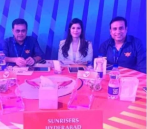 IPL 2021: सनराइजर्स और कोलकाता के मैच में छा गईं ये Mystery Girl, ट्विटर पर मची सनसनी