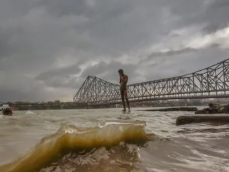 Cyclone Yaas से सावधान! Indian Railway ने रद्द की 90 ट्रेनें, विमान सेवा पर भी असर