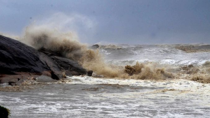 Cyclone Tauktae Live Updates: अब तक 6 लोगों की मौत, शाम तक गुजरात पहुंचेगा चक्रवाती तूफान; मुंबई एयरपोर्ट बंद