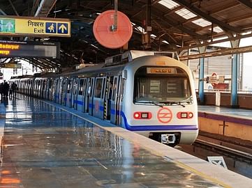 Delhi Metro Resume: दिल्ली में आज से इन नियमों के साथ शुरू हुई मेट्रो, मुंबई में बस और लोकल सर्विस बहाल