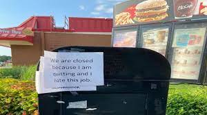 Job से तंग आ गया था McDonald's का कर्मचारी, 12 शब्दों के इस्तीफे से हुआ Twitter पर मशहूर